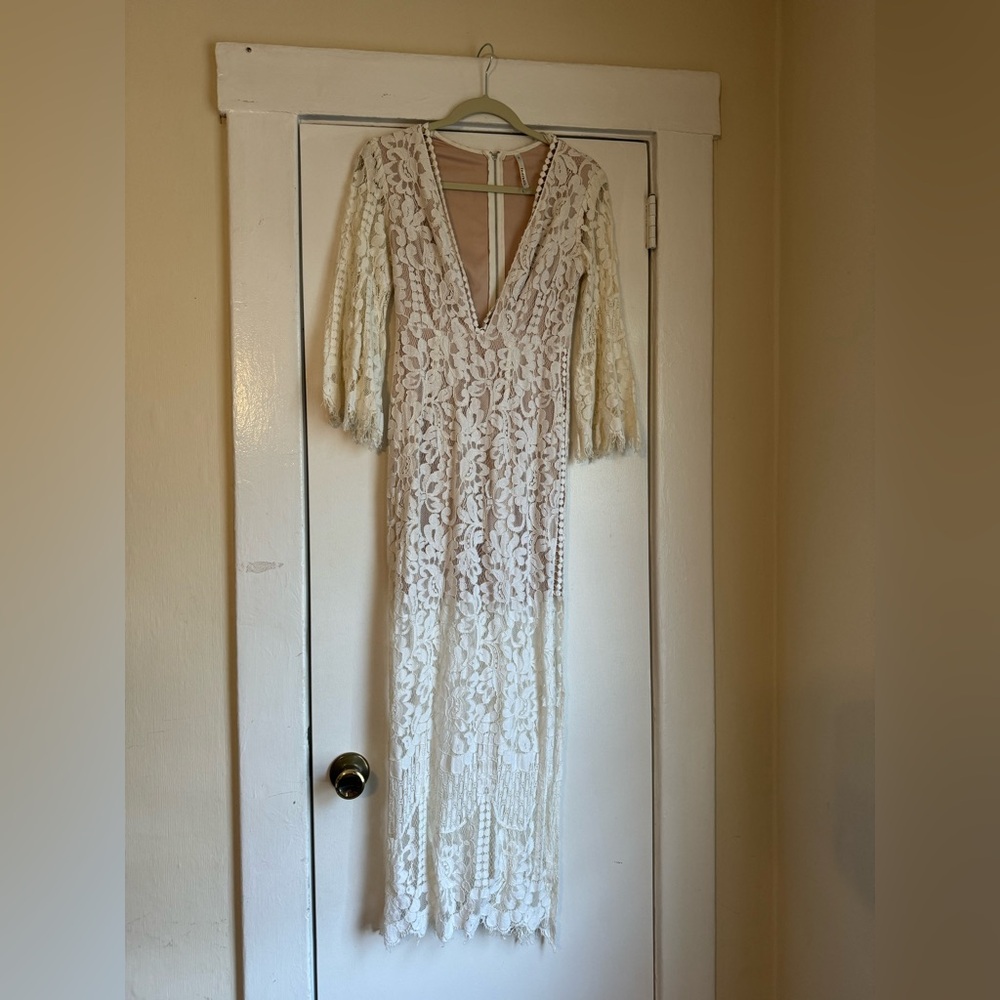 Indikah Elegant Lace V-Neck Dress size 4‎